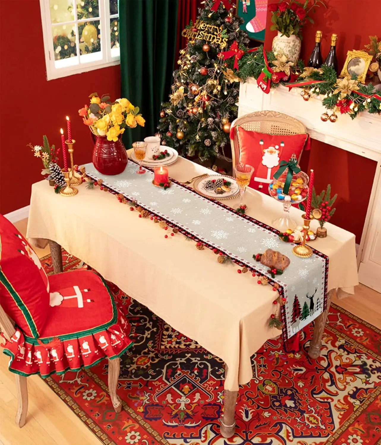 Une table de Noël décorée avec un arbre illuminé, des fleurs jaunes, des bougies rouges et des ornements festifs, créant une ambiance chaleureuse et charmante.