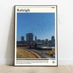 L'image représente le paysage urbain de Raleigh, capitale de Caroline du Nord aux États-Unis, avec ses gratte-ciel et ses voies de transport en premier plan. Connue comme la "Ville des Chênes", Raleigh couvre une superficie de 147,6 km² et compte une population de 474 069 habitants en 2020, en faisant l'une des villes à la croissance la plus rapide du pays.