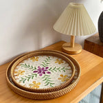 assiette plate décorative rotin tressé motif fleurs boho rustique couleur naturelle