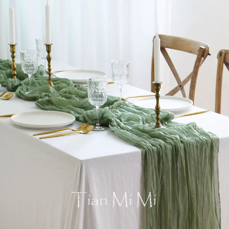 Une table de fête élégante avec des détails en vert et or, créant une ambiance chaleureuse et raffinée.