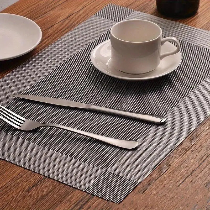 tapis table gris marron rayures moderne fourchettes couteaux assiettes tasses vin fleurs