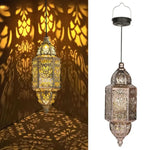 lampe suspendue dorée artisanale plaque solaire chaîne ajourée extérieur jardin traditionnelle