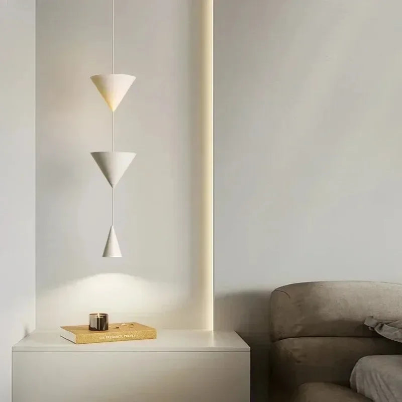 suspension lumineuse moderne minimaliste trois abat jours blanc cassé marron foncé lisse mat