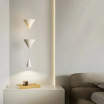 suspension lumineuse moderne minimaliste trois abat jours blanc cassé marron foncé lisse mat