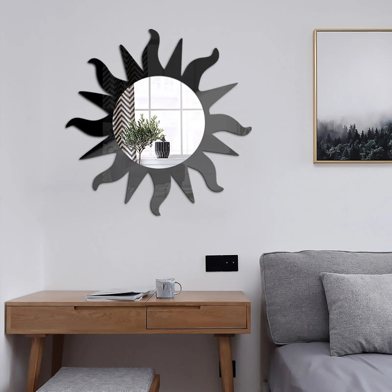 Miroir décoratif soleil installé sur un mur de chambre à coucher