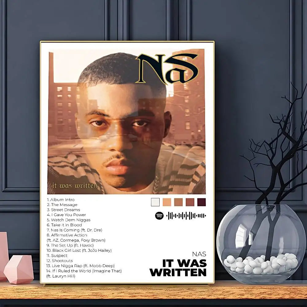 affiche nas rappeur moderne minimaliste orange gris noir album titres poses urbain fond doré