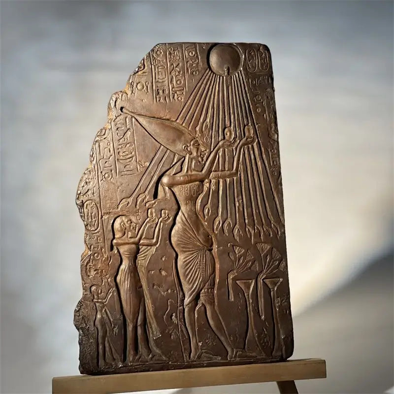 statue égyptienne ancienne reproduction sculpture reliefs figures humaines symboles égyptiens texture granuleuse présentoir bois