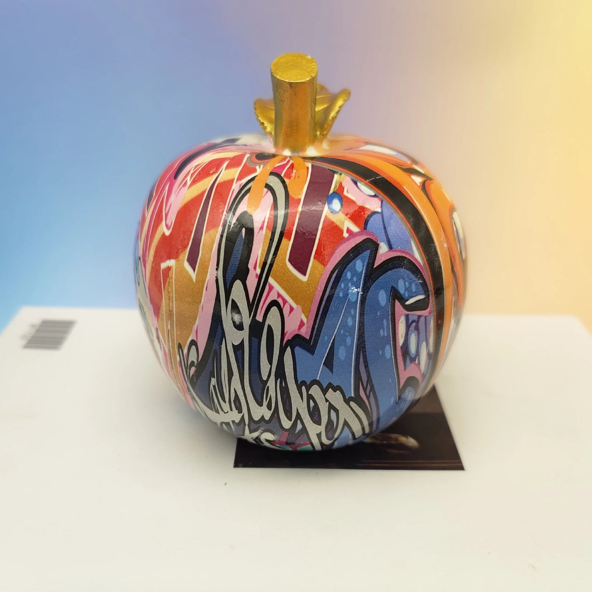 statue pomme multicolore motifs floraux abstraits résine décoration moderne contemporaine artisanale feuillette dorée