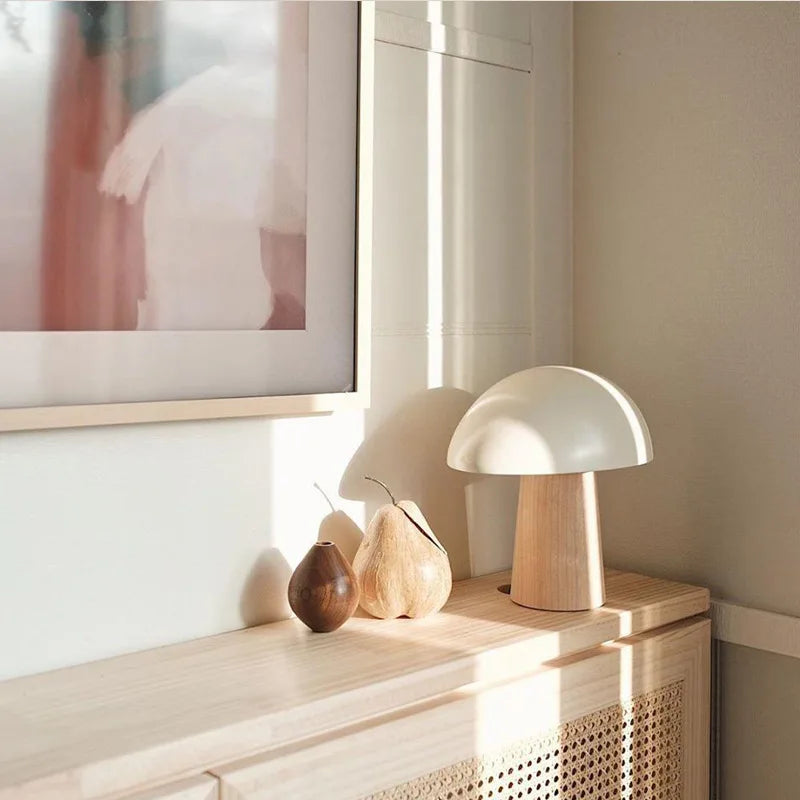Lampe de chevet design en résine champignon LED blanche éclairée dans un bureau