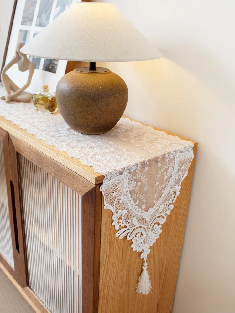 serviettes table blanches brodées motifs floraux coton polyester classiques romantiques tassel