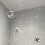 mobile décoratif moderne étoiles boules disco papillons iridescent argent bleu rose noir blanc festive