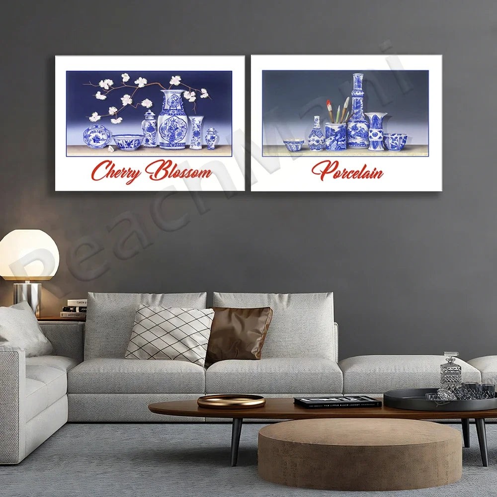 Des objets en porcelaine ornés de motifs floraux offrent une belle décoration pour cet intérieur moderne et élégant.