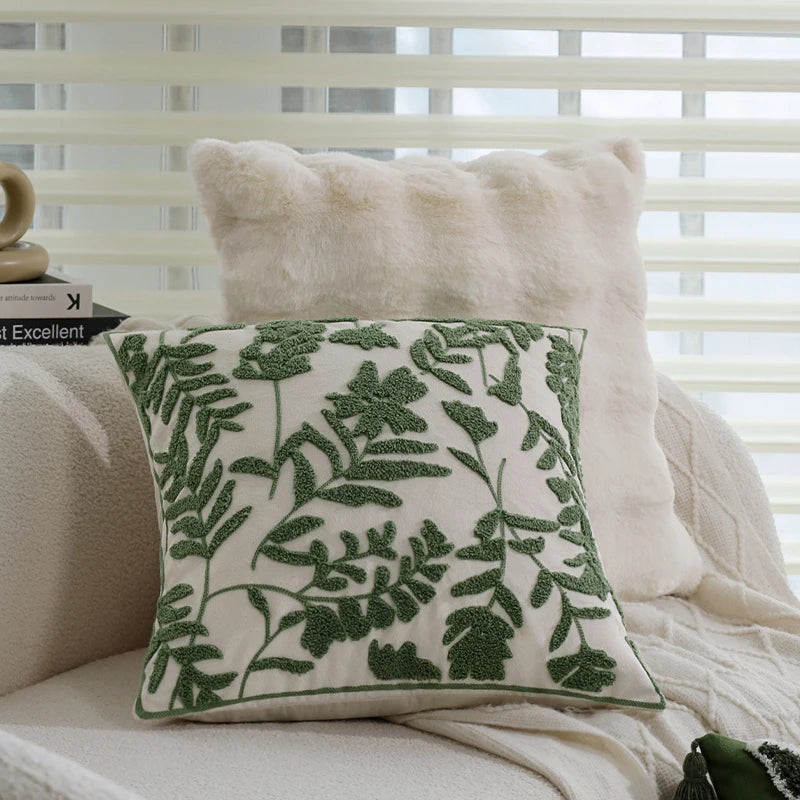coussin vert brodé fleur motif moderne doublure blanche velours respectueux environnement dimension 45x45cm usage