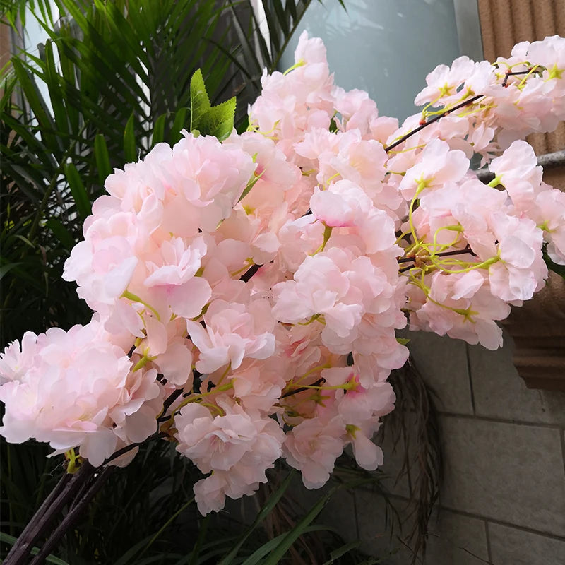 décoration intérieure branches fleurs artificielles cerises roses vertes mariage anniversaire
