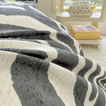lit moderne couverture rayures zèbre gris blanc décoration animaux chambre maison