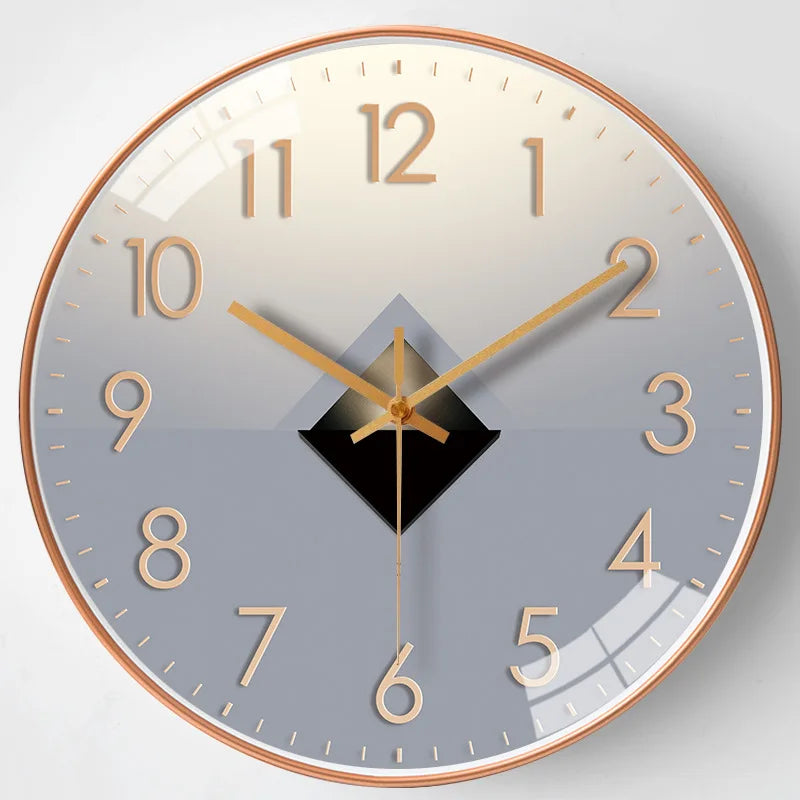 horloge murale moderne quartz aiguille dorée fond marron gris salon verre cristal