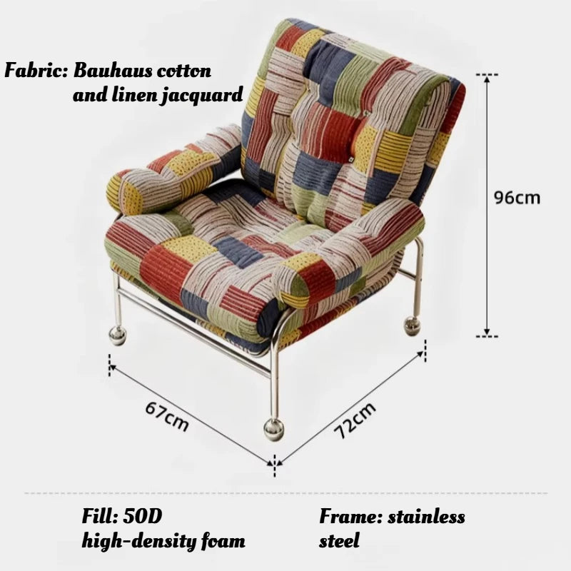 Fauteuil moderne multicolore patchwork tissus nordic designer salon roulettes tapis bois tourne disque lampe