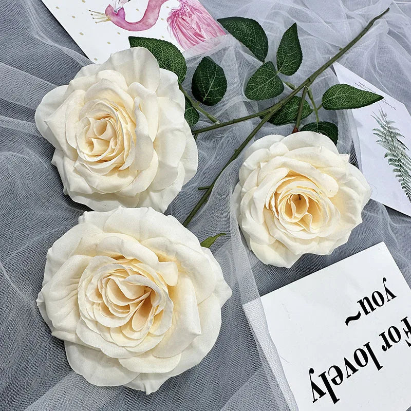 Bouquet roses artificielles soie rouge rose blanc violet feuilles vertes moderne décoration intérieure table