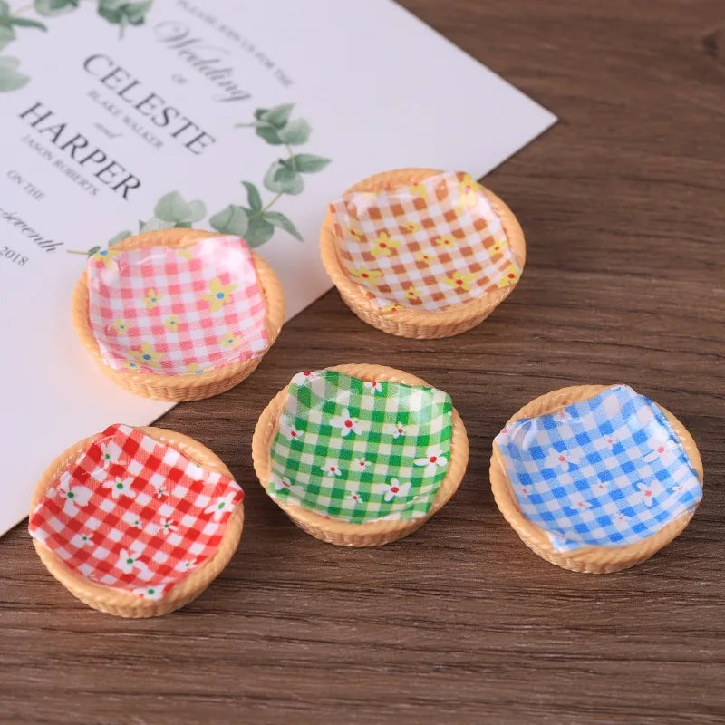 plateaux simulation résine miniature décorative assiettes gâteaux motifs fleurs carreaux textes couleurs marron blanc