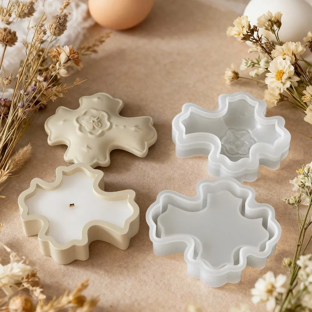 moule gâteau forme trèfle motif floral couvercle ondulé blanc rose pâle gris clair décoration