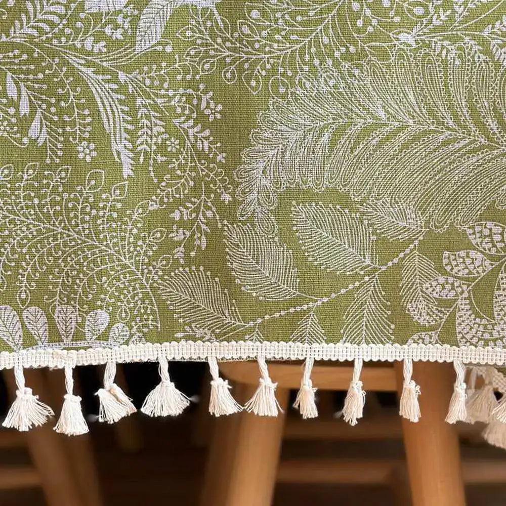 nappe verte feuilles stylisées broderie fine tassellets blancs restaurant pique nique mariage printemps