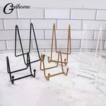 support livres deco moderne noir doré blanc minimaliste métal crochets objets divers arrangement
