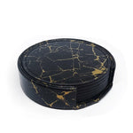 Cette image représente un ensemble de dessous de plat circulaires en marbre noir et or, disposés les uns sur les autres, créant un motif élégant et sophistiqué.