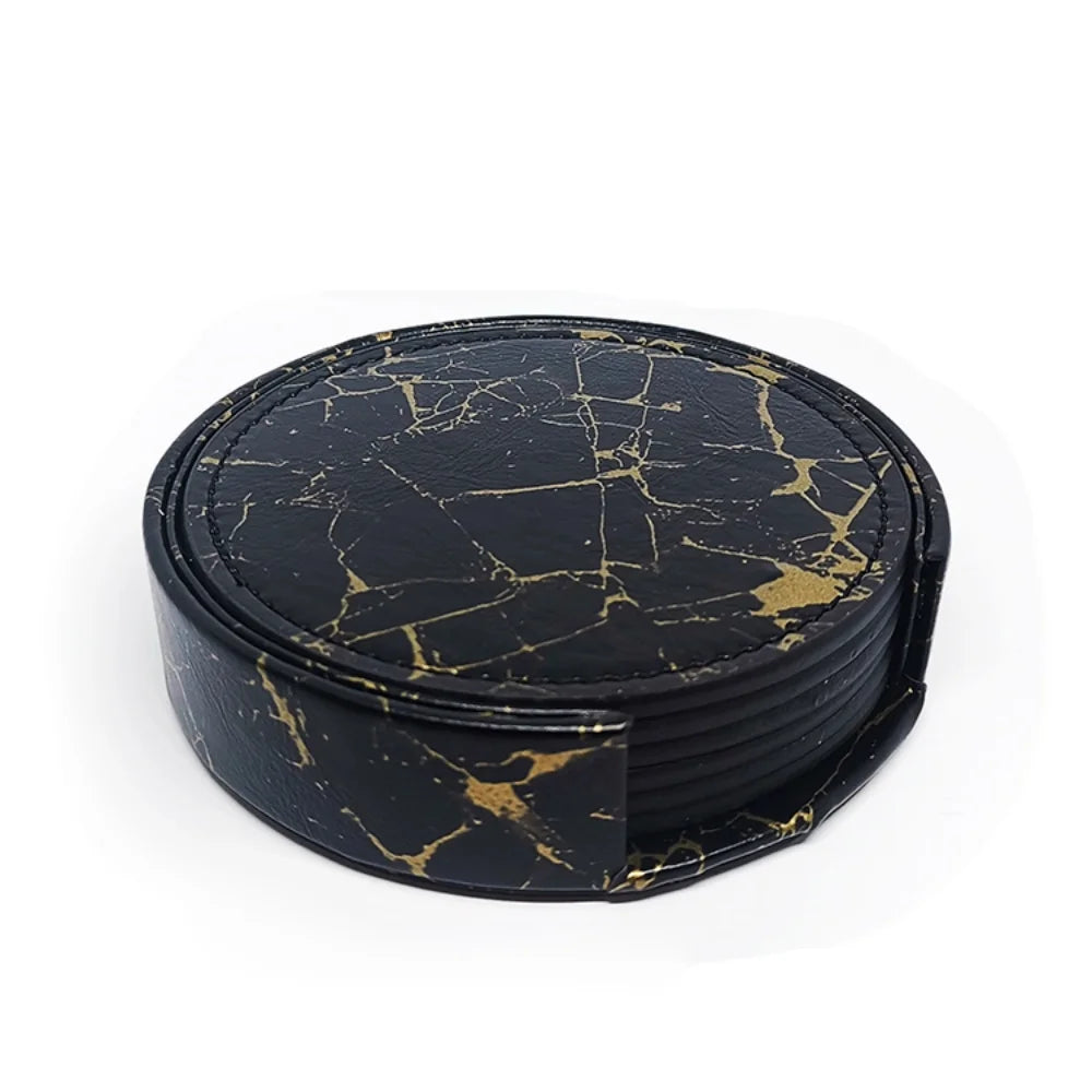 Cette image représente un ensemble de dessous de plat circulaires en marbre noir et or, disposés les uns sur les autres, créant un motif élégant et sophistiqué.
