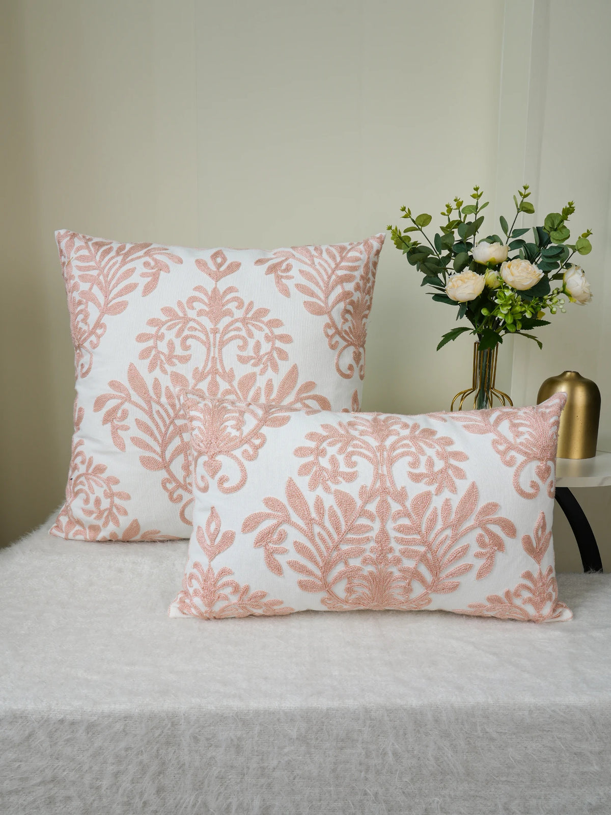 taie d'oreiller brodée motif floral blanc rose coussin décoratif classique fixations oreillettes