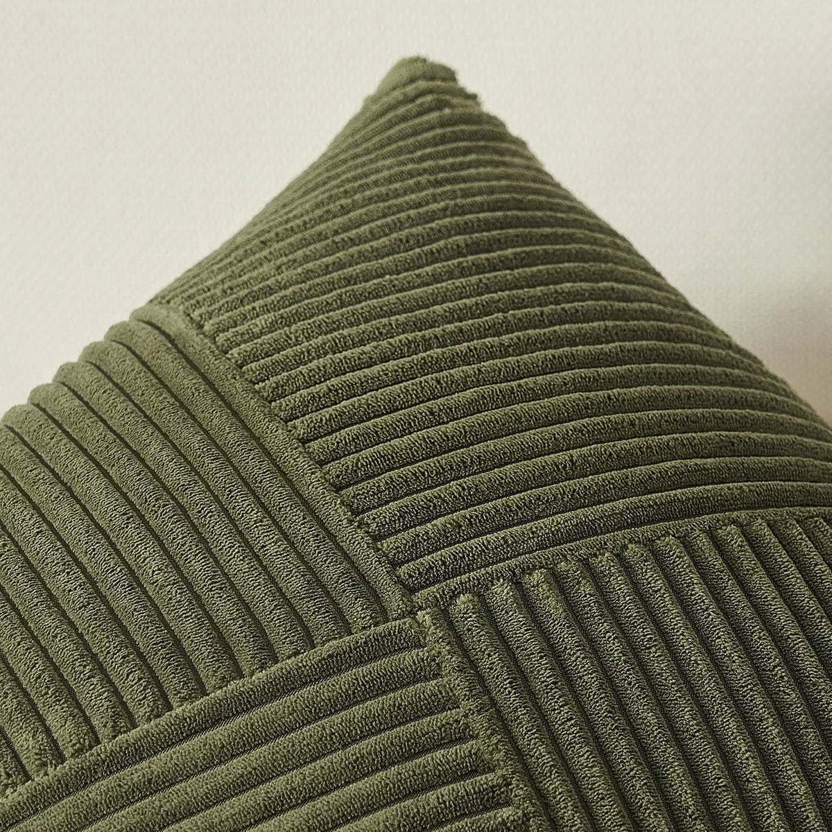 ensemble coussin décoratif vert olive rayures horizontales moderne velours côtelé patchwork canapé