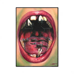 Une bouche grande ouverte avec des dents noires et des piercings métalliques représente une image choquante et provocante.