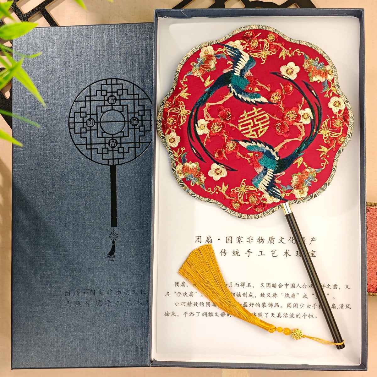 éventail traditionnel brodé oiseaux fleurs chinois rouge bleu doré poignée pompon