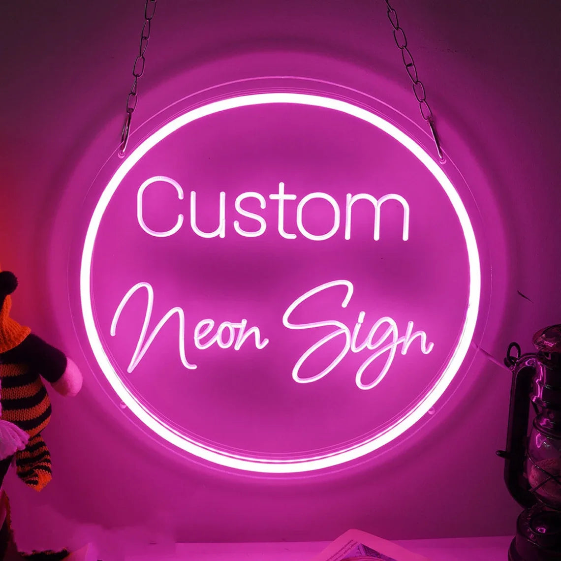 Enseigne au néon personnalisée avec nom éclairé en LED bleue dans un salon moderne