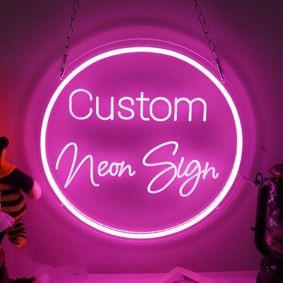 Enseigne au néon personnalisée avec nom éclairé en LED bleue dans un salon moderne