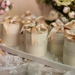 boîtes cadeaux mariage dentelle rubans satinés fleurs séchées nacrées élégantes romantiques blanc crème rose