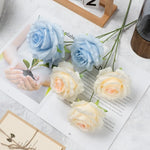 fleurs artificielles roses détaillées noir bleu blanc vert rouge pâle intérieur mariage decoration