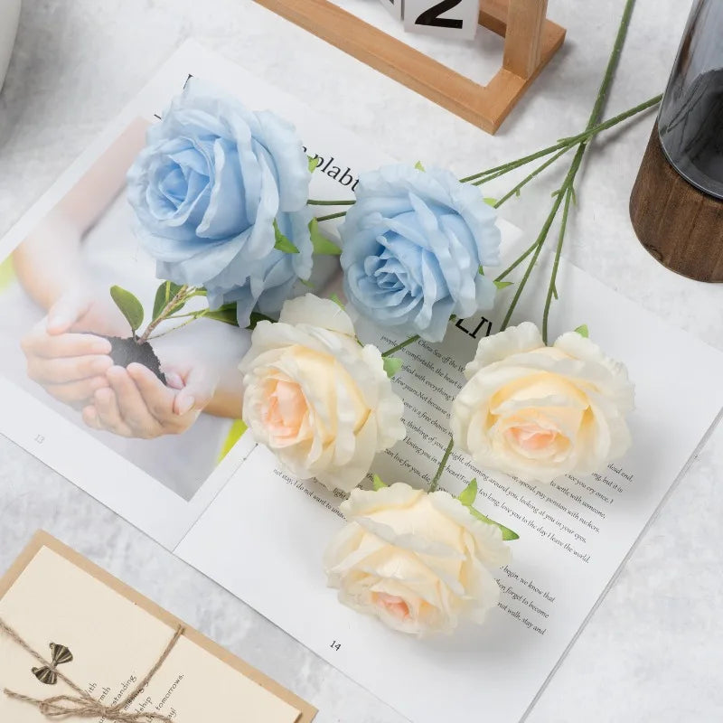 fleurs artificielles roses détaillées noir bleu blanc vert rouge pâle intérieur mariage decoration
