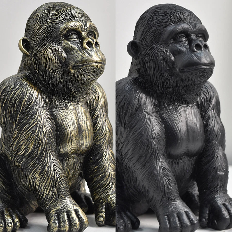 Statue de gorille dans un jardin extérieur avec plantes