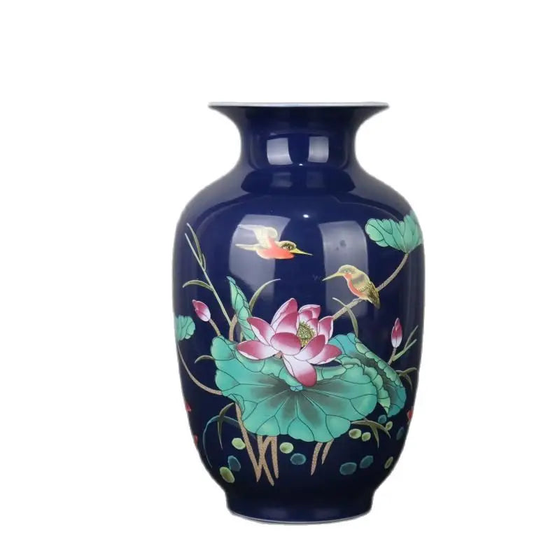 Un vase en porcelaine de couleur bleu foncé orné de motifs floraux et d'oiseaux colorés.