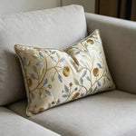 coussin décoratif rectangulaire brodé motif floral feuilles couleur beige clair maison siège voiture