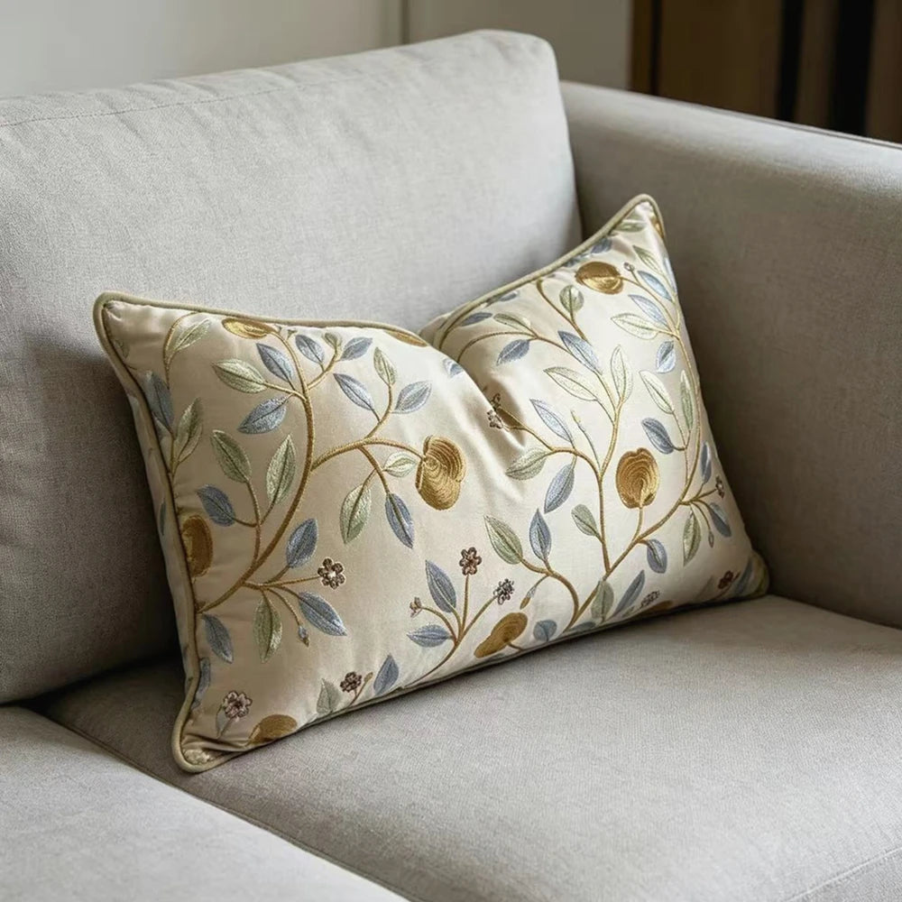 coussin décoratif rectangulaire brodé motif floral feuilles couleur beige clair maison siège voiture