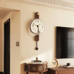 Horloge en forme de dôme accrochée dans un salon élégant