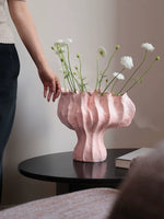vase moderne porcelaine rose pâle ondulé décoration maison salon arrangement floral
