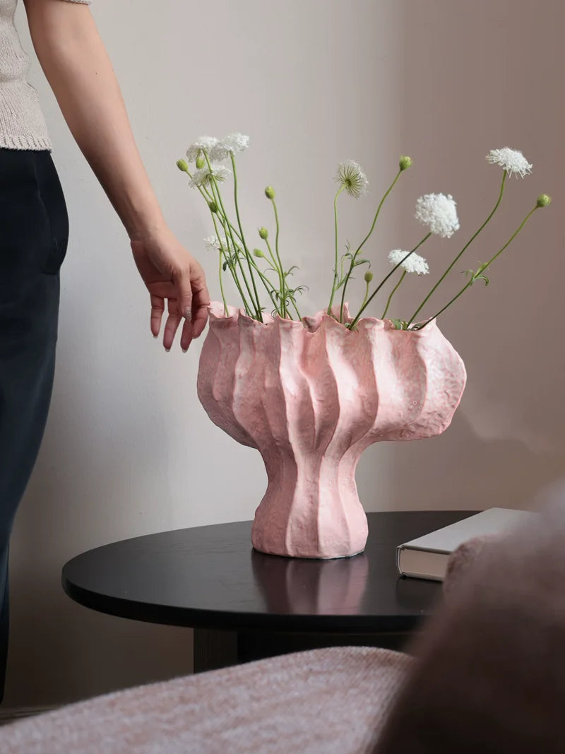 vase moderne porcelaine rose pâle ondulé décoration maison salon arrangement floral