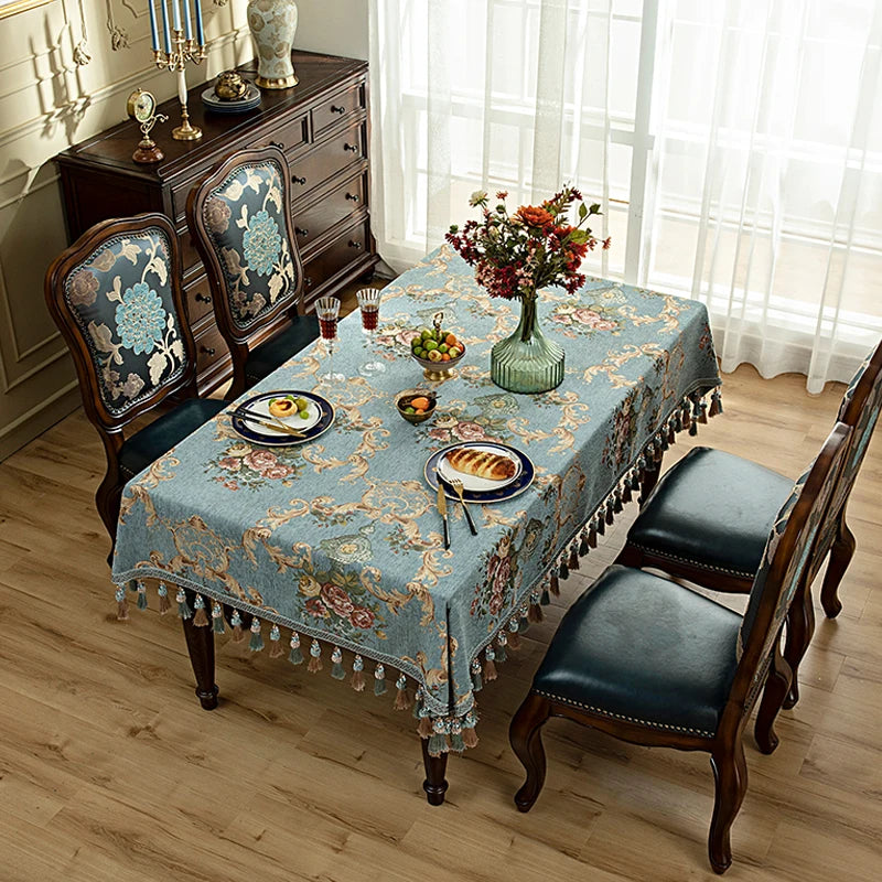 Une magnifique table à manger dans un style classique avec des motifs floraux et des accessoires décoratifs, créant une ambiance chaleureuse et élégante.