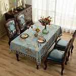 Une magnifique table à manger dans un style classique avec des motifs floraux et des accessoires décoratifs, créant une ambiance chaleureuse et élégante.