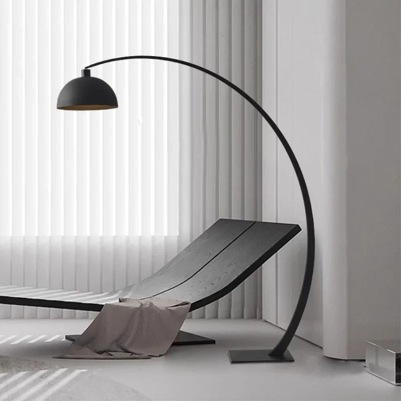 lampe arc moderne métal noir finition mate salon éclairage intérieur chic