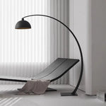 lampe arc moderne métal noir finition mate salon éclairage intérieur chic