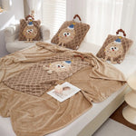 Peluches et couverture en tissu doux et moelleux, avec des motifs mignons d'adorables créatures, créant une ambiance chaleureuse et accueillante.