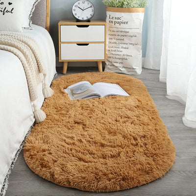 Tapis ovale blanc moelleux dans une chambre blanche